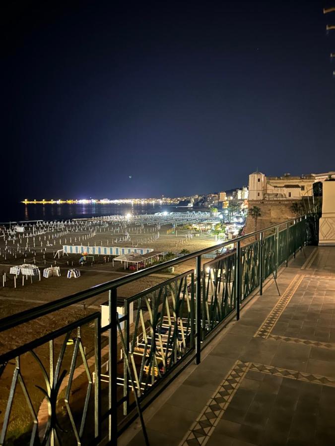 Newhouse Victoria - Sea View Apartment Nettuno Kültér fotó